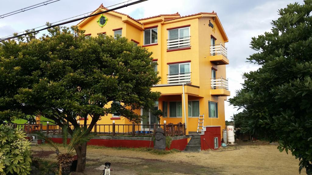 Hostel Jun House *